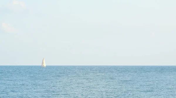 Vela Branca Solitária Uma Grande Paisagem Mar — Fotografia de Stock