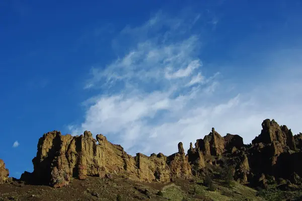 アメリカ合衆国ワイオミング州イエローストーン国立公園近くの美しい岩と空 — ストック写真