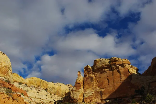 Kaya Oluşumları Güzel Gökyüzü Renkleri Öğleden Sonra Kayanın Yanında — Stok fotoğraf