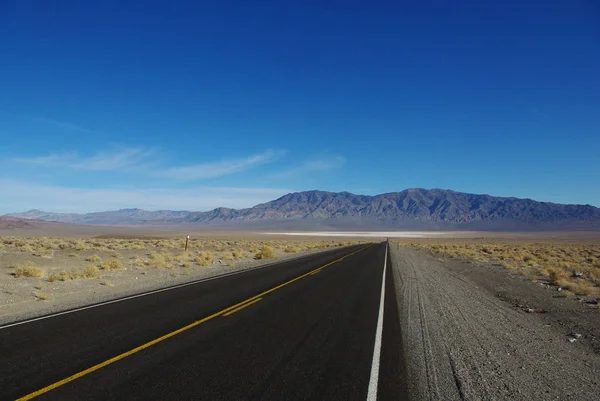 塩のフラットと高い山脈ネバダへの高速道路 — ストック写真
