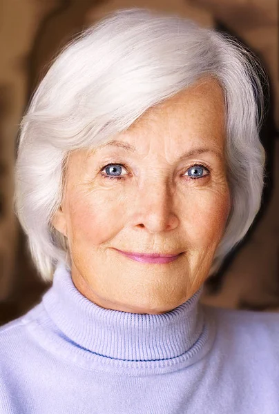 Portret Starszej Kobiety Szarym Tle — Zdjęcie stockowe