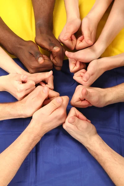 Fans Halten Die Hände Zusammen — Stockfoto