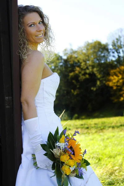 結婚式 結婚式 ウェディングドレス ウェディングドレス 結婚式 ブライダルブーケ トラック 結婚式 クローズアップ 結婚指輪 — ストック写真