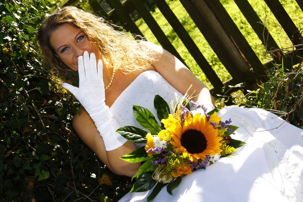Nupcial Casamento Vestido Noiva Vestido Noiva Buquê Livre Árvores Floresta — Fotografia de Stock