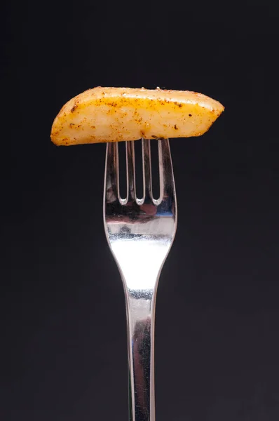Пряна Картопля Виделкою Перед Чорним Тлом — стокове фото