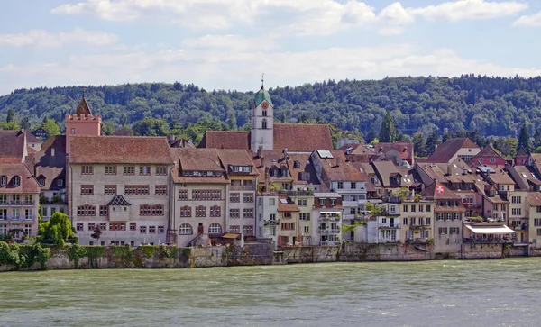 从德国的风信子里望去 穿过莱茵河 到瑞士的一个同名小镇 名称末尾的缩写表示州的从属关系 — 图库照片