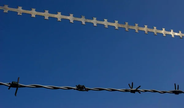 Arame Farpado Contra Céu Azul — Fotografia de Stock