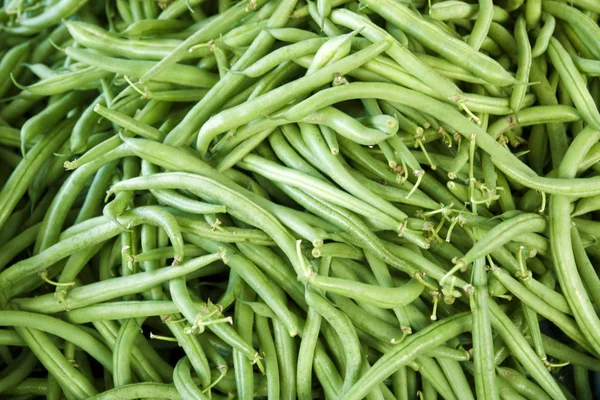 フルフレームの背景に新鮮な緑のランナー豆 — ストック写真
