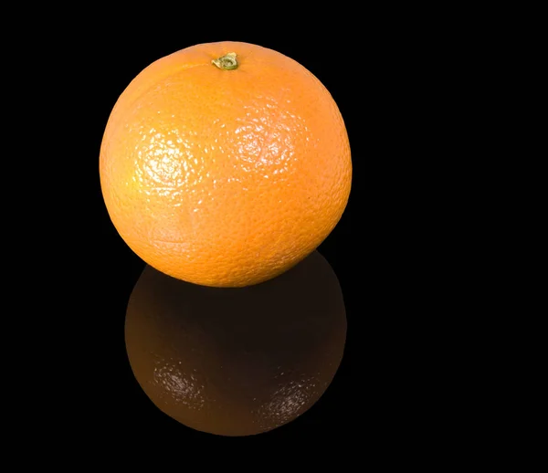 反射のある黒いガラスのオレンジの果実 — ストック写真