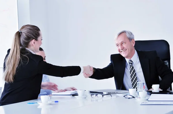 Geschäftsleute Bei Einem Meeting Einer Hellen Und Modernen Büroumgebung — Stockfoto