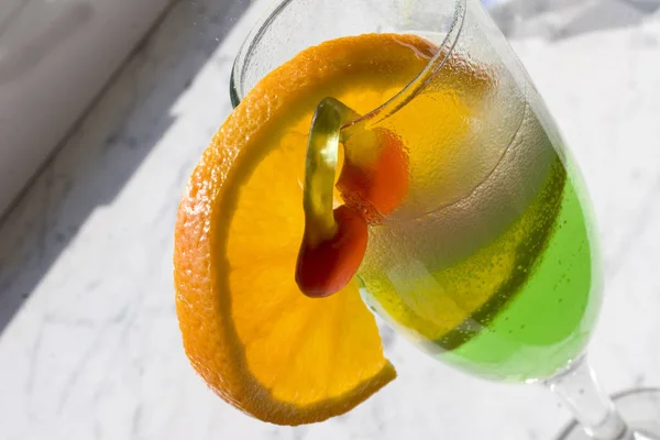 新鮮なレモネードと氷のグラス — ストック写真
