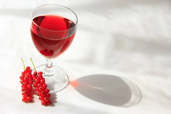 红酒杯中的红醋栗酿制的葡萄酒 — 图库照片