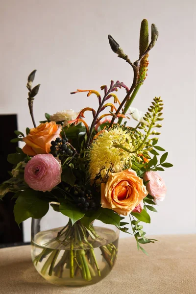 Boeket Bloemen Glazen Vaas Met Moderne Open Haard Achtergrond — Stockfoto