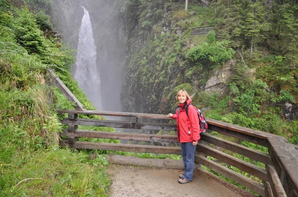 Vista Panorámica Del Majestuoso Paisaje Con Cascada — Foto de Stock