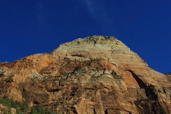 Poderosa Parede Rocha Sob Céu Azul Parque Nacional Zion Utah — Fotografia de Stock
