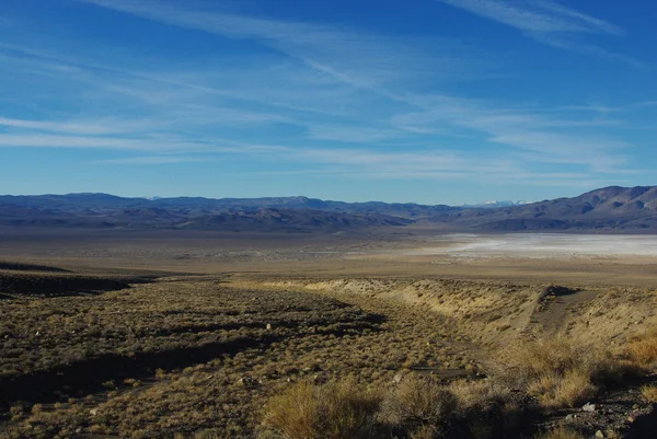 Szeroki Widok Pustynię Mieszkania Solne Łańcuchy Górskie Nevada — Zdjęcie stockowe