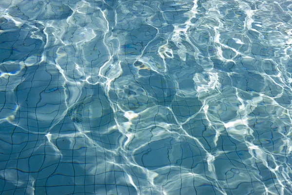 Das Schönste Klare Poolwasser Das Sich Der Sonne Spiegelt — Stockfoto