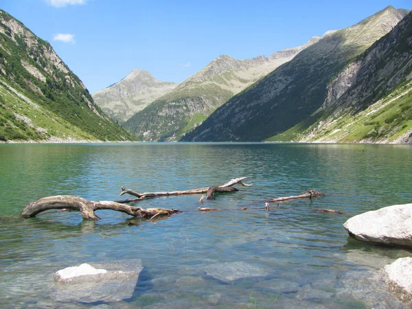 Reservoir Met Drijfhout Stenen — Stockfoto