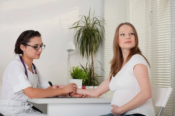 Doctor Takes Blood Vein Pregnant Woman — Stock Photo, Image