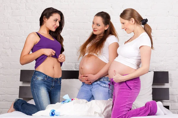 Trois Petite Amie Enceinte Avec Des Enfants 039 — Photo