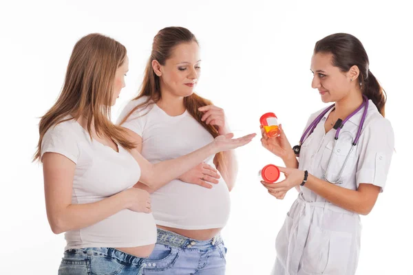 Две Беременные Женщины Врач Белом Фоне — стоковое фото