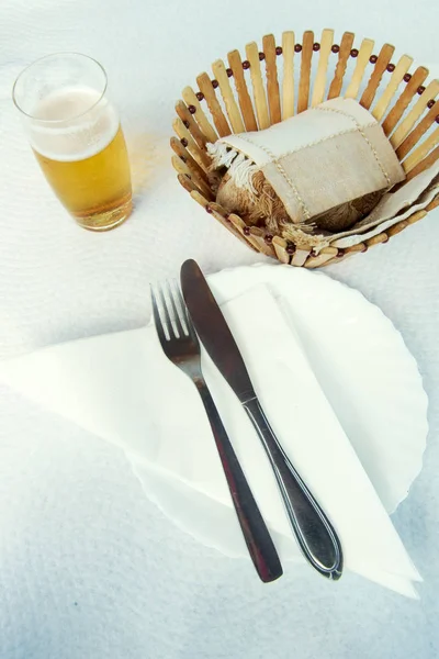 Fork Knife White Plate Napkin Beer Bread Basket — Stock Photo, Image