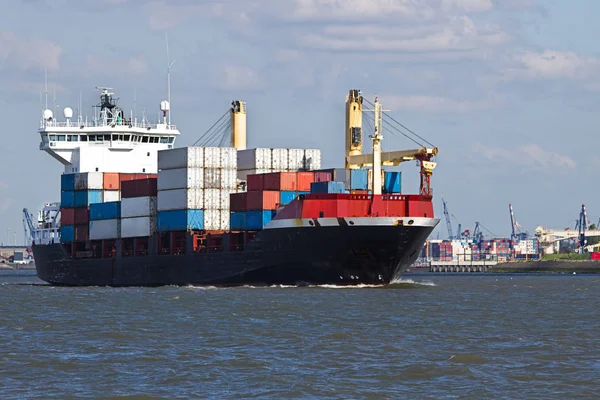 Containerschip Verlaten Haven Met Containerhaven Achtergrond — Stockfoto