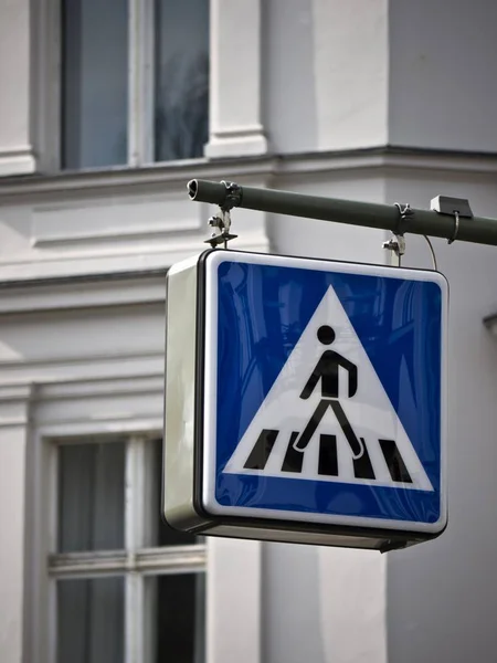 Signal Circulation Passage Pour Piétons Devant Une Maison — Photo