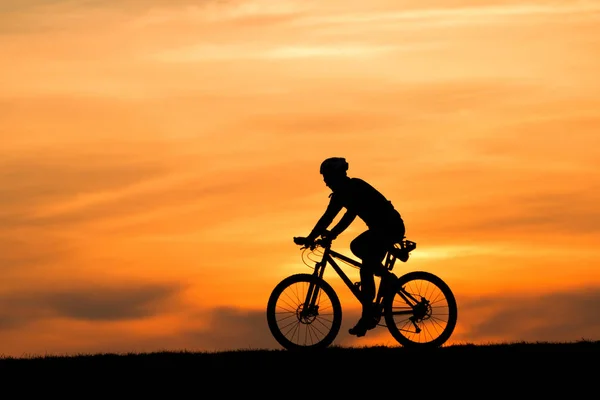 日落时骑自行车的人的轮廓 — 图库照片