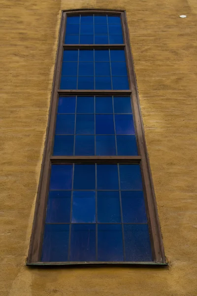 Duvardaki Sıra Sıra Pencereler — Stok fotoğraf
