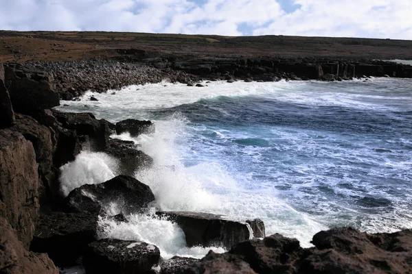 Falésias Costa Burren Irlanda Clare Condado Com Ondas Que Batem — Fotografia de Stock