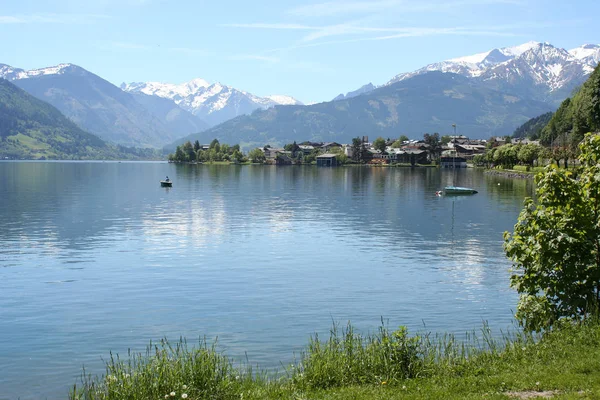 Bateau Avec Pêcheur Sur Lac Zell Austria Panorama Avec Les — Photo