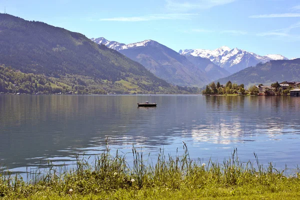 Лодка Рыбаком Озере Австрия Панорама Фоне Гор — стоковое фото