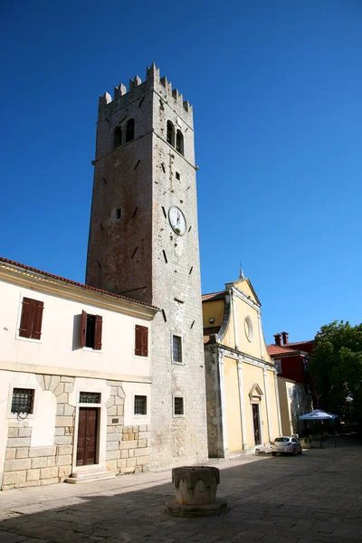 Kościół Motovun Chorwacji Błękitnym Niebem — Zdjęcie stockowe