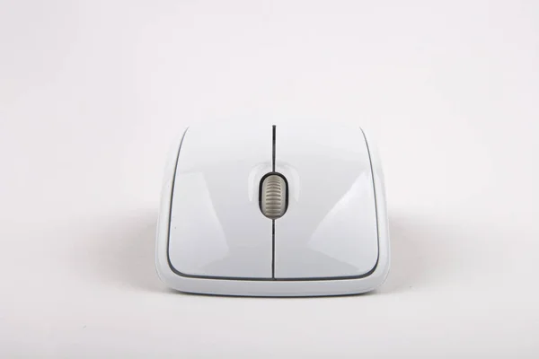 白色现代计算机鼠标在白色背景下隔离 — 图库照片