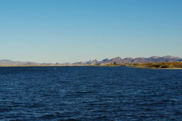 Första Morgonen Ljus Sjön Havasu Och Arizona Berg — Stockfoto