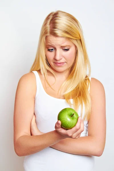 Meyveli Sağlıklı Genç Kadın — Stok fotoğraf