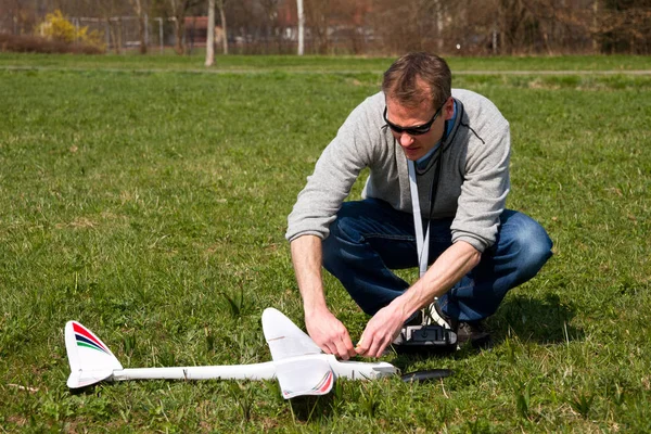 Young Man Plane Park — Stock Photo, Image