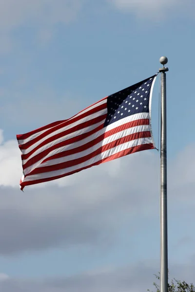 Bandeira Americana Com Fundo Azul Céu — Fotografia de Stock