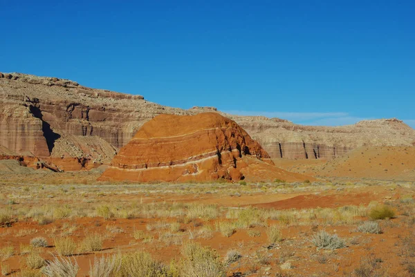 Krásný Oranžový Pruhovaný Skalní Kopec Blízkosti Bullfrog Utah — Stock fotografie