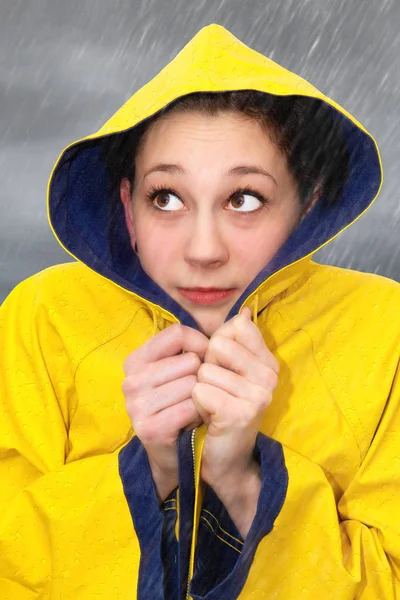 Genç Kadın Yağmurda — Stok fotoğraf