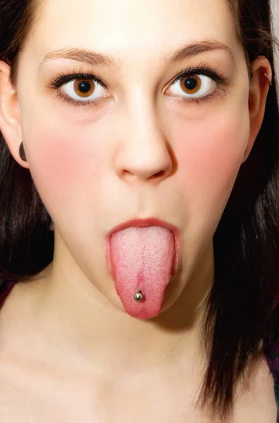 有舌头穿刺的女人 — 图库照片