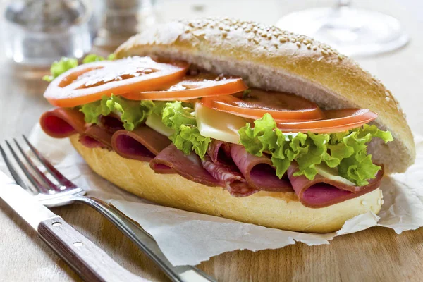 Photographie Délicieux Sandwich Mortadelle Salami — Photo