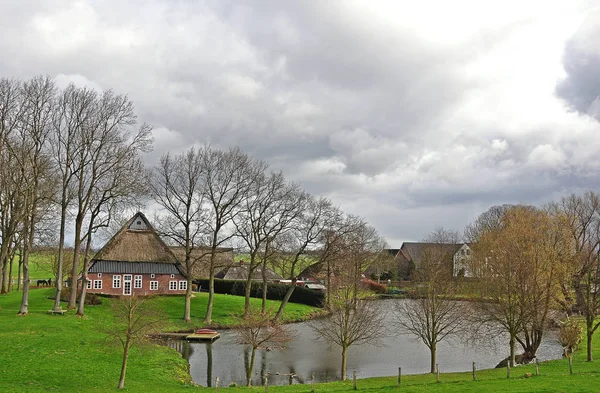 Bondgård Vid Sjö — Stockfoto