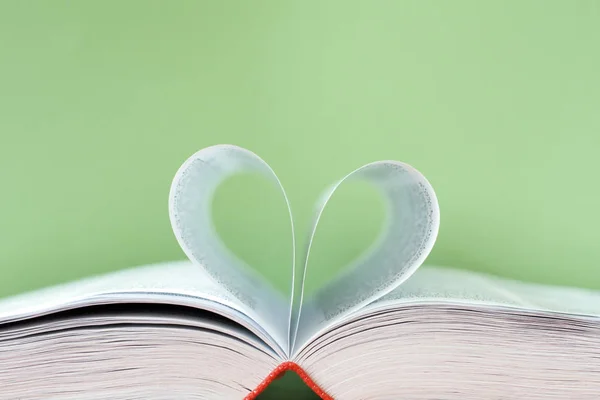 Відкрита Книга Вигнутими Сторінками Вигляді Серця — стокове фото