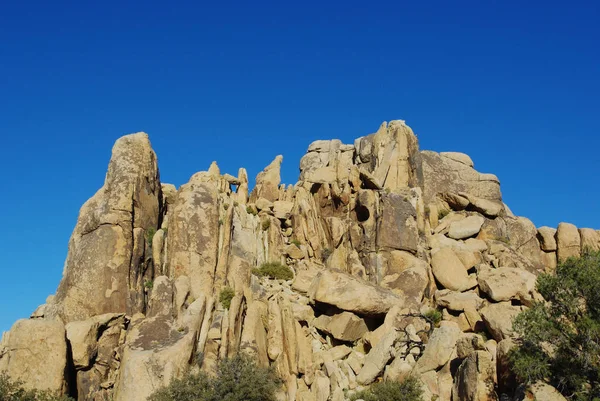 Παράξενος Πέτρινος Τοίχος Και Γαλανός Ουρανός Εθνικό Πάρκο Τζόσουα Καλιφόρνια — Φωτογραφία Αρχείου