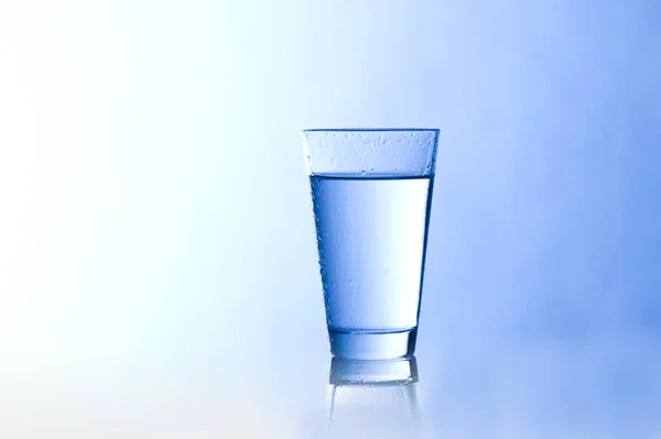 Vidro Água Com Fundo Azul — Fotografia de Stock