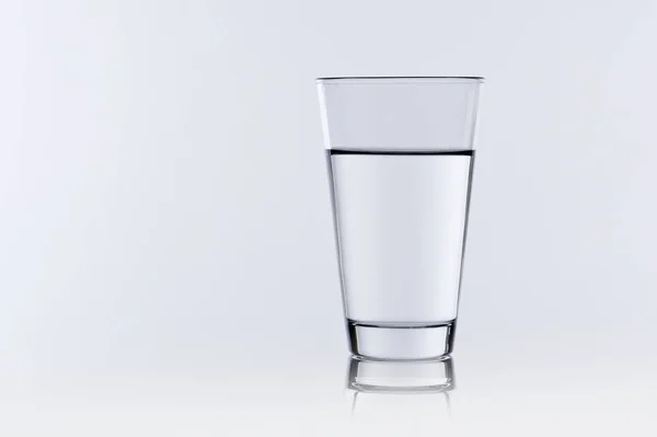 グレーの背景を持つ水ガラス — ストック写真