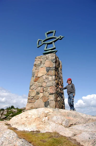 Мужчина Рюкзаком Стоит Вершине Горы — стоковое фото