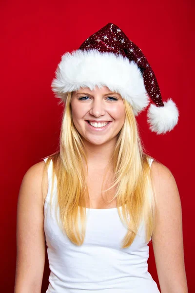 クリスマスに若い美しい女性を笑って — ストック写真